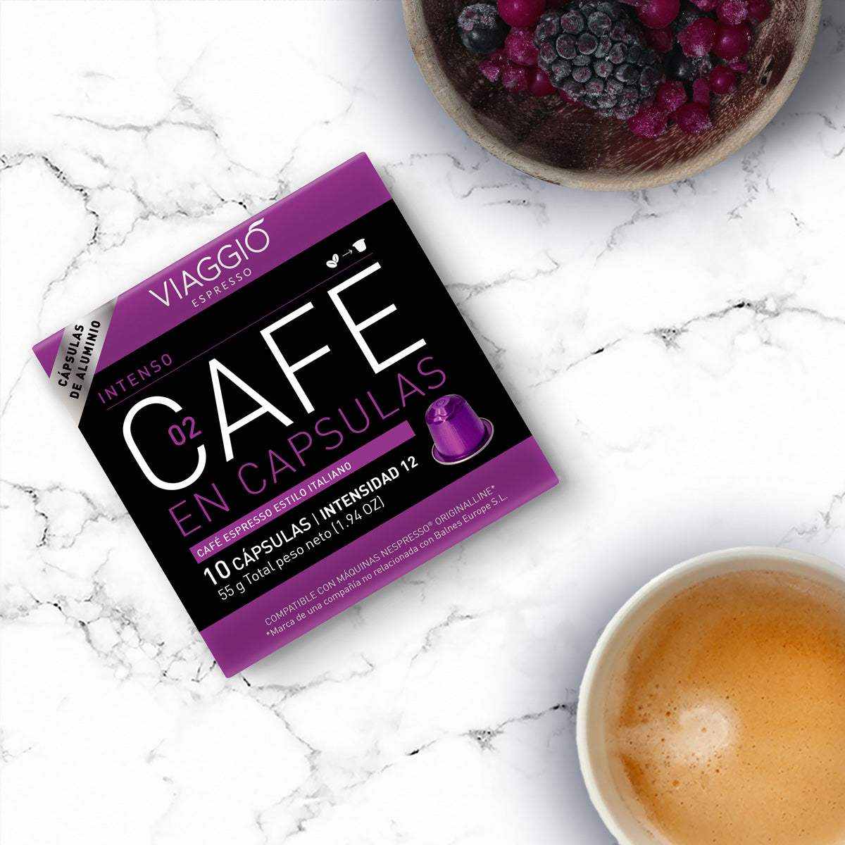 Cápsulas de café compatibles con Nespresso, intensidad 12, Viaggio Intenso, junto a una taza de café y frutas.