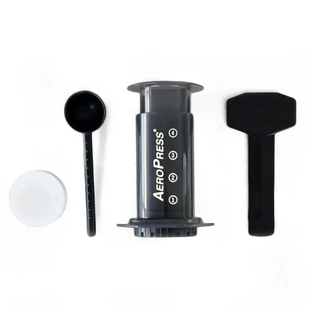 Combo-Cafetera AeroPress set with components for smooth, rich coffee preparation.
