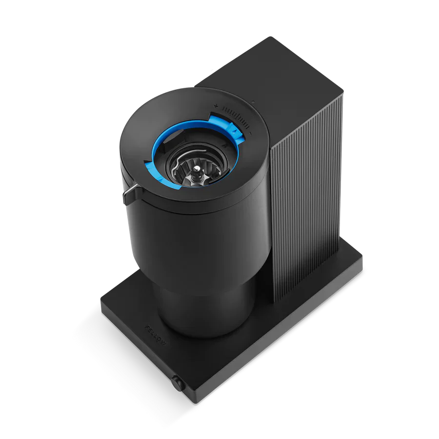 Molino eléctrico de café Fellow Opus negro con muelas cónicas y 41 niveles de molienda para espresso y otros métodos.