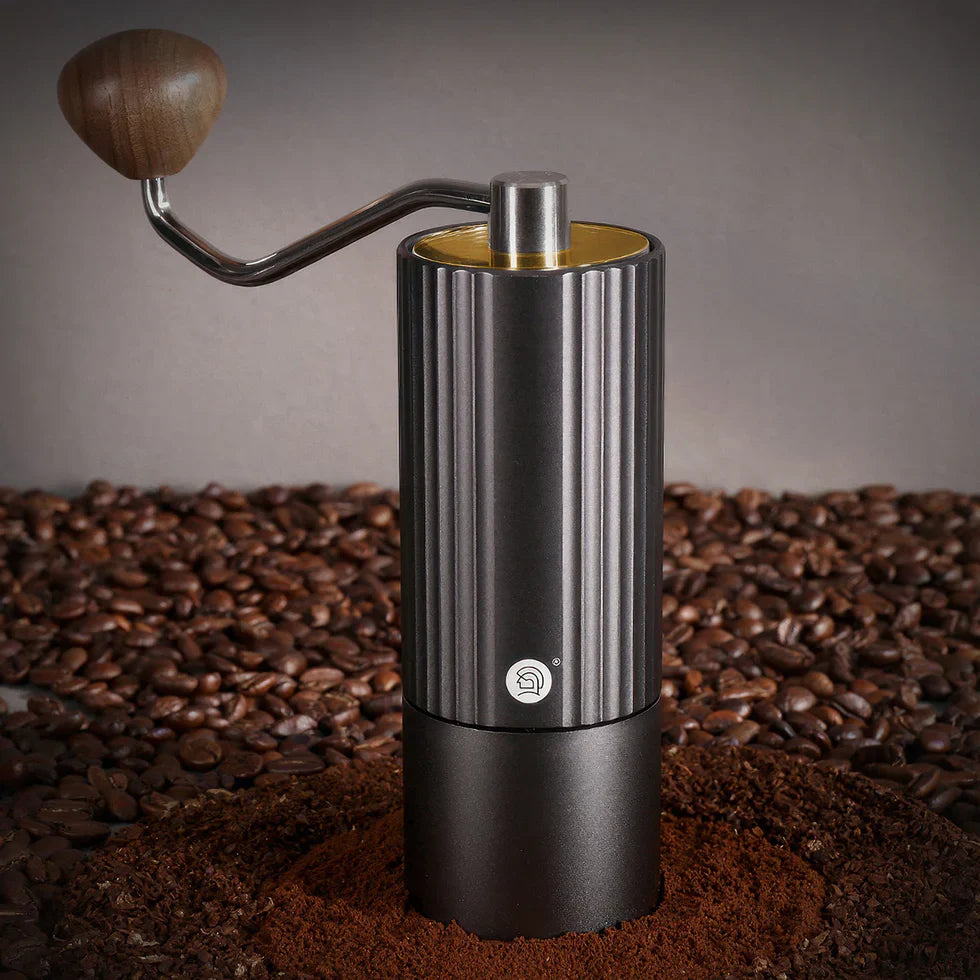 Molino Manual ZeroHero Z3 compacto con fresas cónicas de acero inoxidable y diseño portátil para café de especialidad