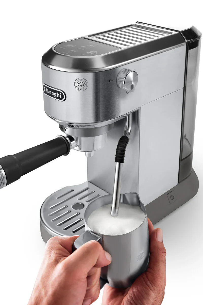Delonghi Cafetera Dedica Duo espresso machine with digital display and milk frother for home use