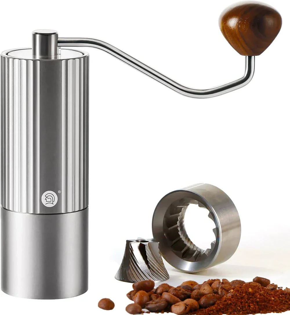 Molino Manual ZeroHero Z3 Pro con fresas cónicas de acero inoxidable y ajuste preciso, diseño compacto y metálico, ideal para espresso y métodos filtrados.