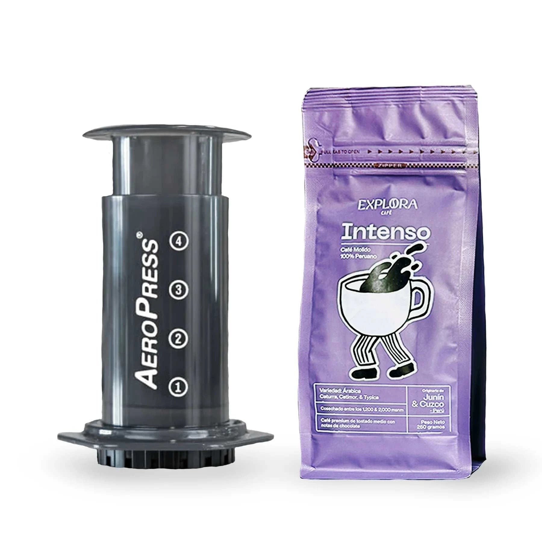 Cafetera AeroPress junto a paquete de café, destacando su diseño portátil y versatilidad para hacer café estilo espresso y cold brew.