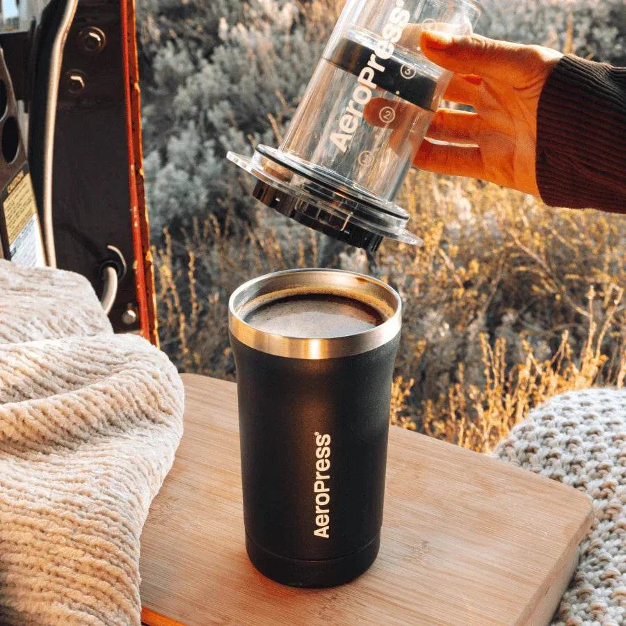 AeroPress Go Plus portátil negro preparando café al aire libre diseño compacto y práctico