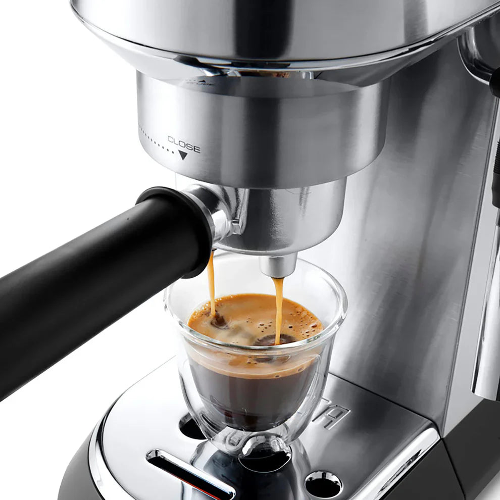 Cafetera Delonghi Dedica de acero inoxidable con diseño compacto y elegante en encimera de cocina
