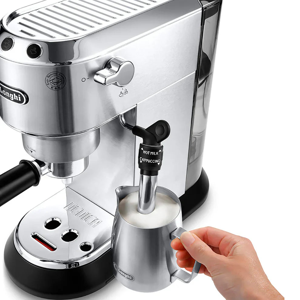 Cafetera Delonghi Dedica Style de acero inoxidable con diseño compacto y elegante para espresso y cappuccino