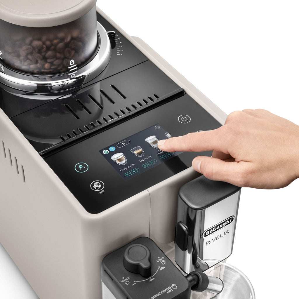 Cafetera Delonghi superautomática Rivelia beige con pantalla táctil, sistema Bean Switch y tecnología LatteCrema.