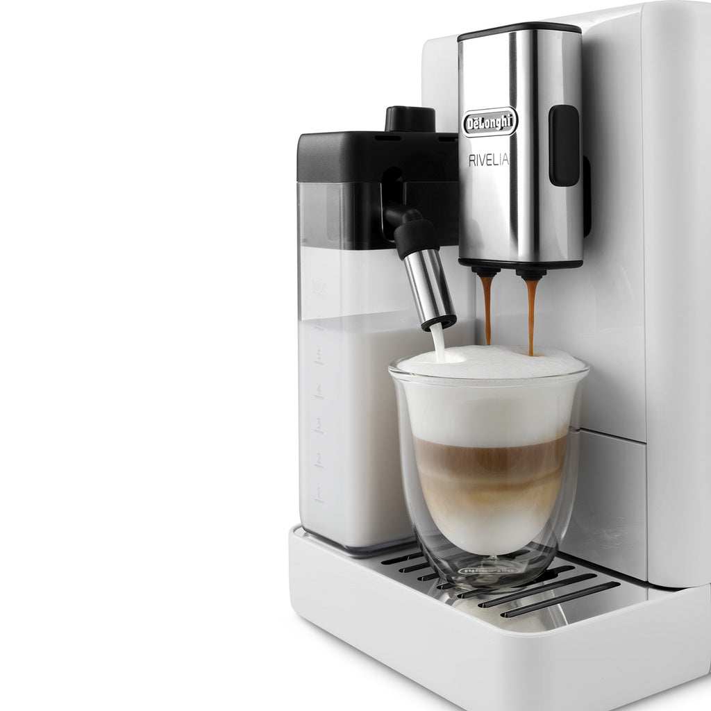 Delonghi superautomatic coffee machine Rivelia white with latte in glass.