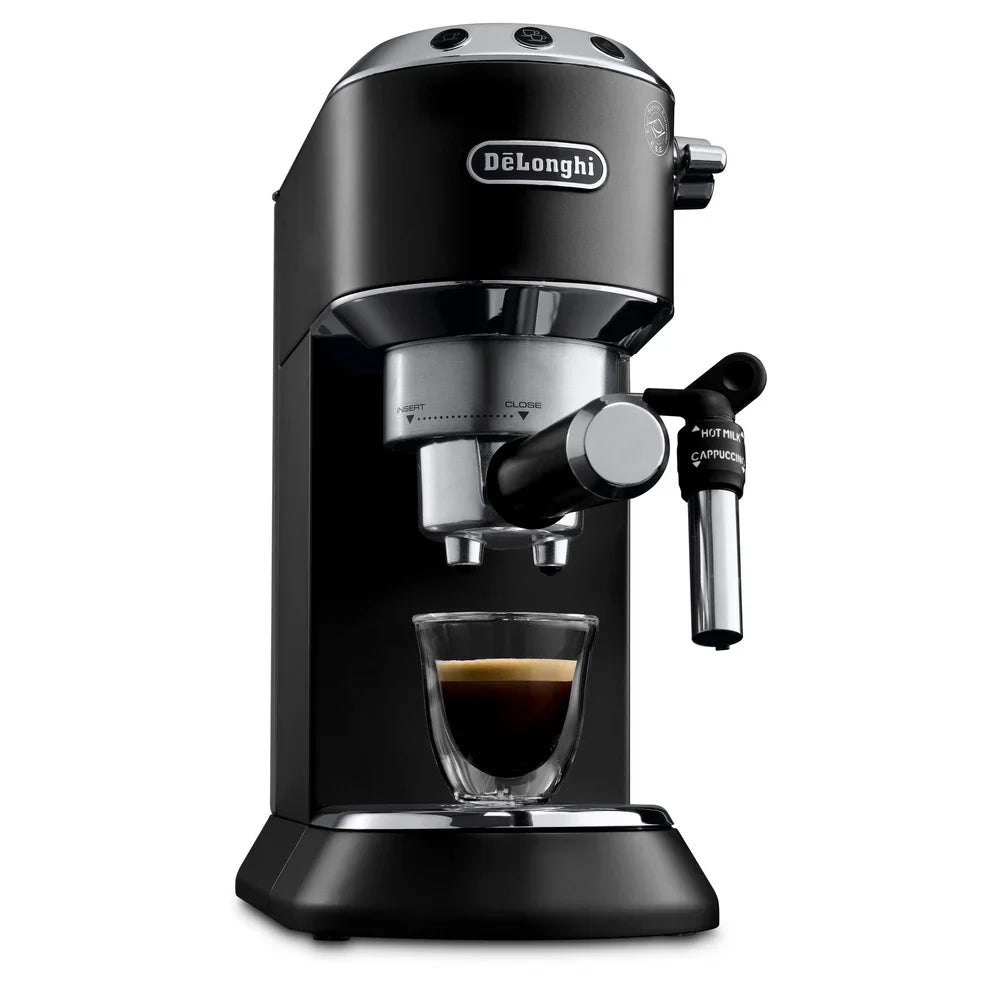 Cafetera Delonghi Dedica Style en acero inoxidable con diseño compacto y panel de control iluminado