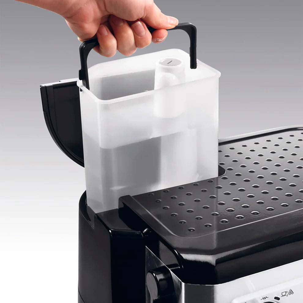 Cafetera Combi Delonghi con sistema de espresso y cappuccino manual, 15 bares de presión y jarra de alta capacidad