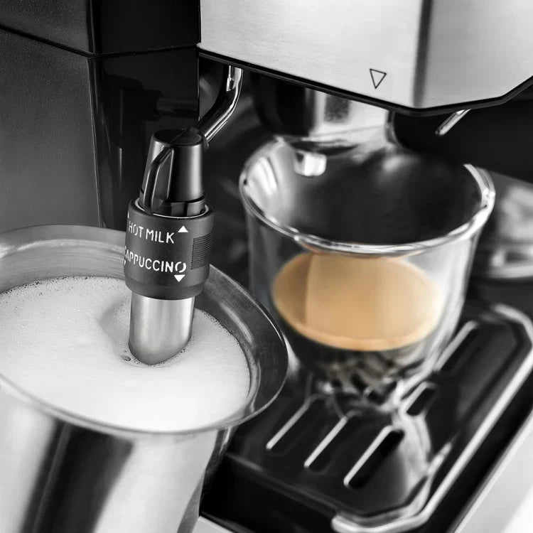 Cafetera Combi Delonghi espresso machine with manual milk frother and 15-bar pressure for perfect coffee