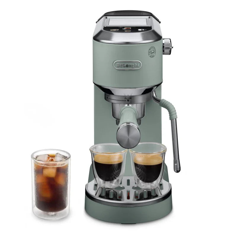 Delonghi Cafetera Dedica Duo machine with digital display and milk frother for espresso and cold brew coffee preparation